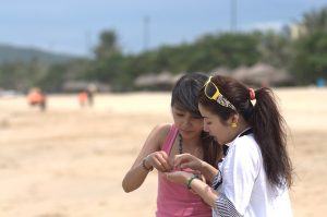 浜辺で会話をする女性たち